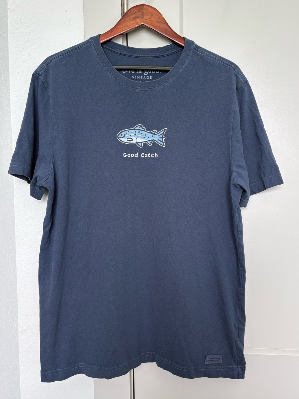 LIFE IS GOOD VINTAGE GOOD CATCH FISH BLUE GRAPHIC SHORT SLEEVE TSHIRT MENS LARGE